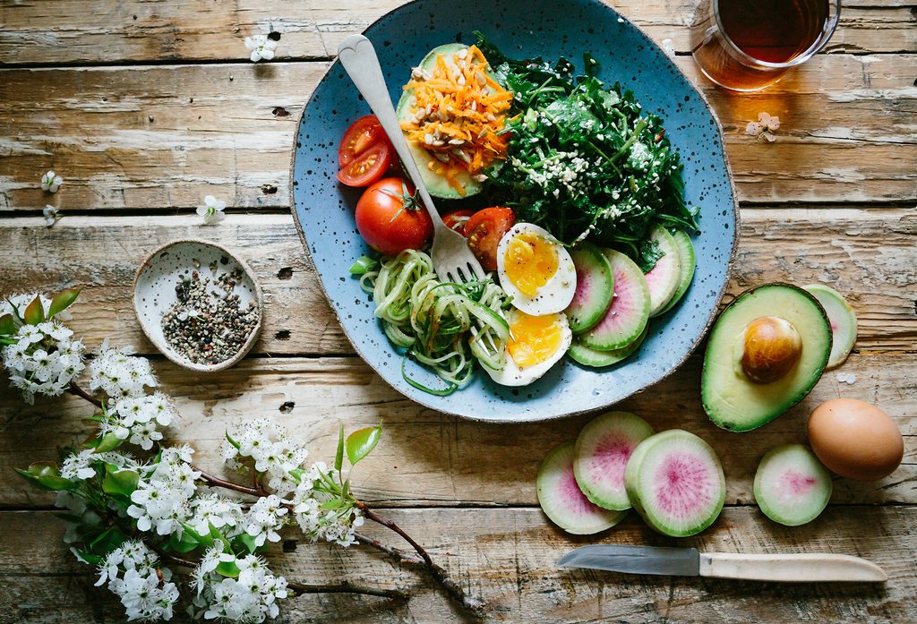 Tallerken med æg, grøntsager og avocado