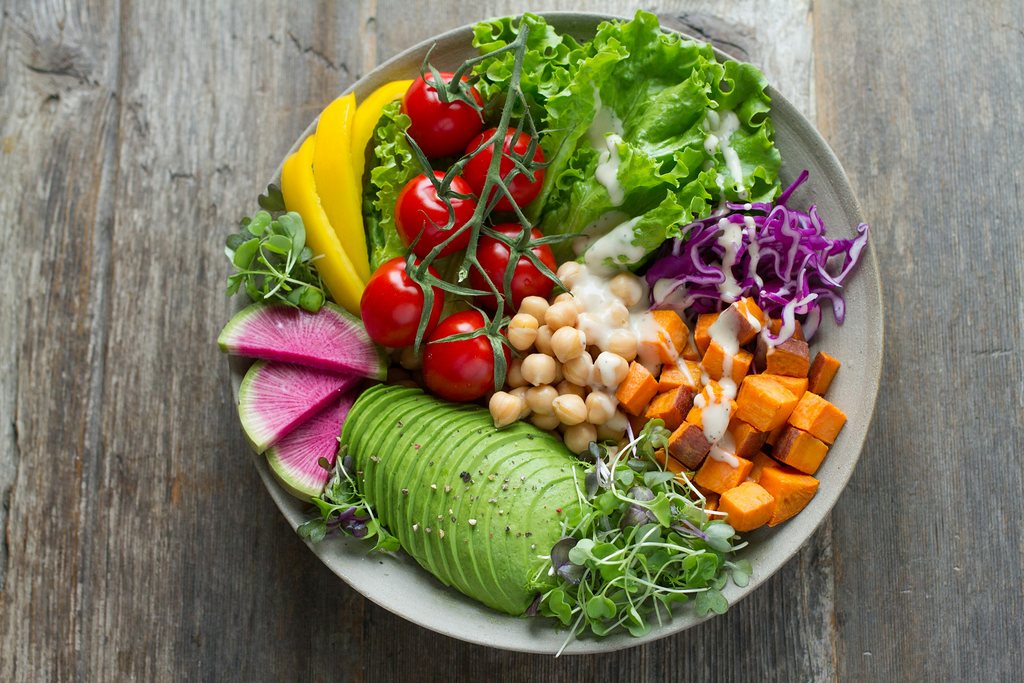 Skål med salat, avocado og kikærter